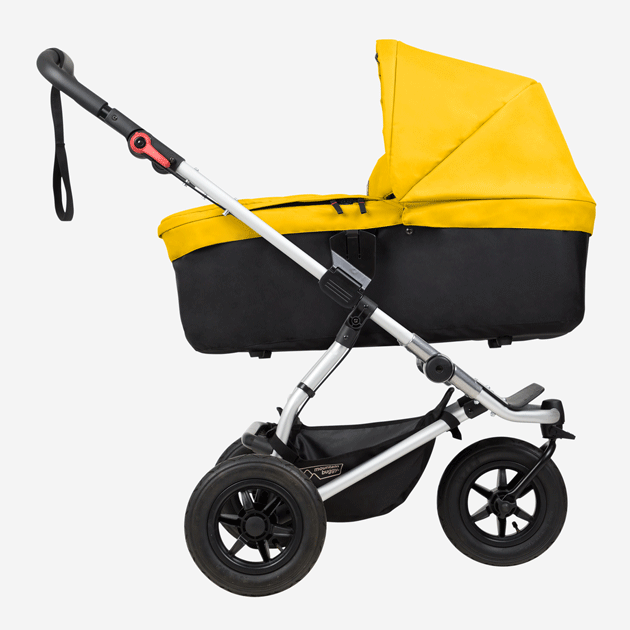 mountain buggy swift silla de paseo compacta con carrycot plus mostrando los modos de conducción vista lateral en color gold_gold