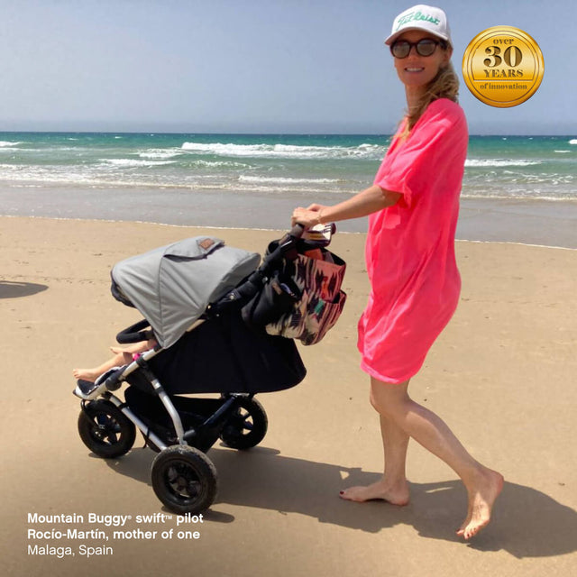 Familie am Surfstrand mit kompaktem Buggy swift™ - Ricío-Martín, Mutter eines Kindes Malaga, Spanien - Mountain Buggy