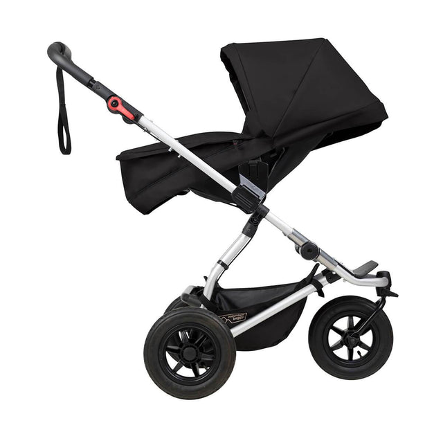 mountain buggy swift  buggy compact avec carrycot plus en mode "parent facing" vue de côté en couleur noir_noir