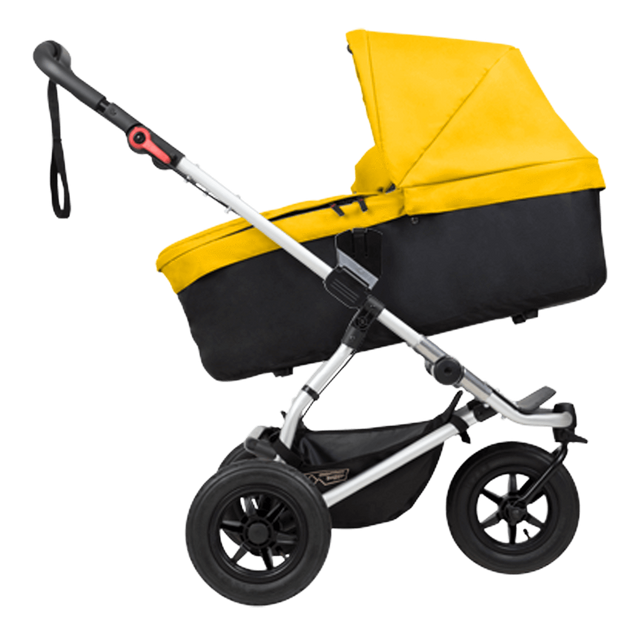 mountain buggy swift  buggy compact avec carrycot plus vue latérale en mode incliné montré en couleur gold_gold