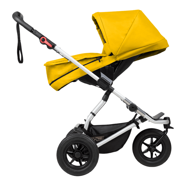 mountain buggy swift  boghei compact avec carrycot plus en mode parent vue de côté en couleur or_or