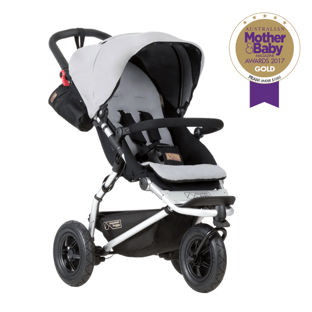 mountain buggy swift  Kompakter Kinderwagen Mutter-Baby-Magazin vergibt Preise 2017 3/4-Ansicht in Farbe silber_silber