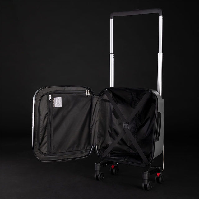 Mountain Buggy skyrider luxury se muestra abierto para resaltar el espacioso almacenamiento interno con soportes para maletas y doble bolsillo con cremallera_plata