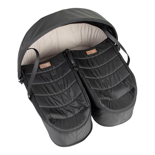 Mountain Buggy® cocoon™ pour les jumeaux montrés d'en haut avec les couvertures zippées en place créant un espace chaud et confortable pour les nouveau-nés