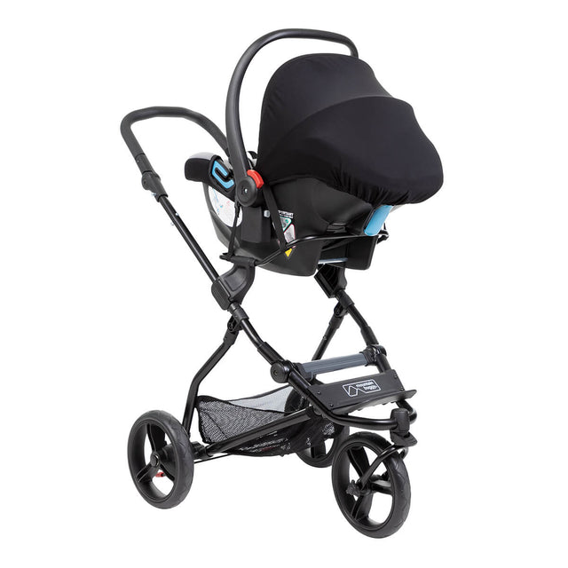 protéger le siège auto pour bébé présenté comme un système de voyage optionnel sur un châssis de poussette_noir-argent