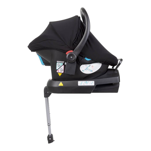 La silla de seguridad para bebés se muestra en la base universal opcional con cubierta solar en su lugar_negro-plateado