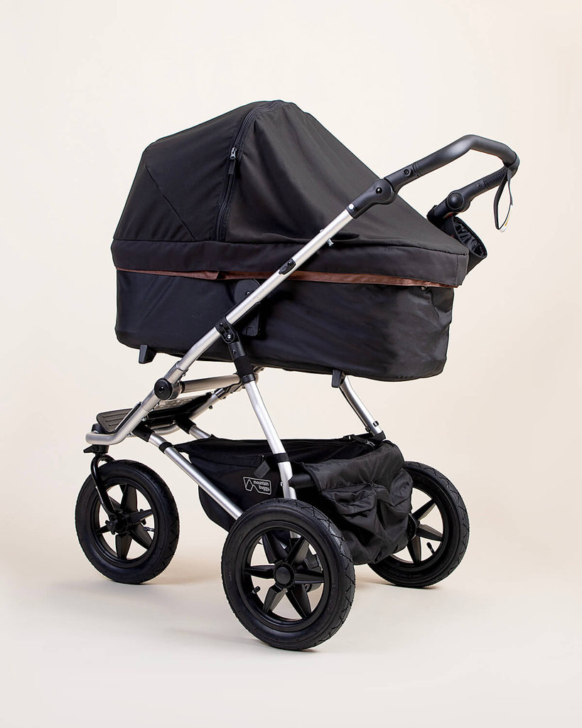montain-buggy-carrycot-plus-Blackout-cover-on-urban-jungle-buggy.webp